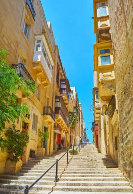Uzun yol boyunca dik merdivenlerden St Lucia sokak, Valletta, Malta.