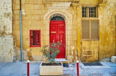 Eski taş yapı ahşap parlak kırmızı kapı yardım et, St Ursula street, Valletta, Malta ile süslenmiş.