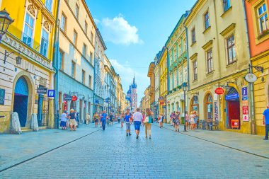 Krakow, Polonya - 11 Haziran 2018: Eski şehrin tarihi yapılardır ve turistik üzerinde 11 Haziran Krakow ana caddelerinden biri üç sokakta