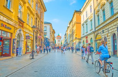 Krakow, Polonya - 11 Haziran 2018: Üç sokak çok kalabalık nedeniyle çok sayıda turistik dükkanlar, kafeler ve tarihi yerler, 11 Haziran Krakow açıktır
