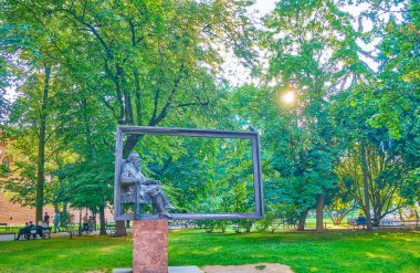 Krakow, Polonya - 11 Haziran 2018: Ünlü Polonyalı ressam Jan Matejko Anıtı Şehir Parkı yanındaki surlar, 11 Haziran Krakow şehrinde yer alan