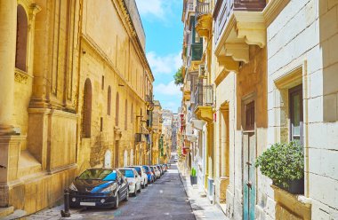 Eski üniversite Binası, Valletta kampüs, karşılıklı St Paul street, Valletta, Malta da ünlü büyük duvar boyunca yürüyüş.