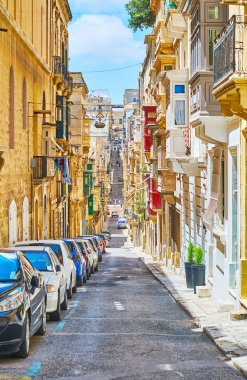 Eski St Paul sokak Valletta tepeler uzanır, birçok tırmanış ve inişlerde, Malta.