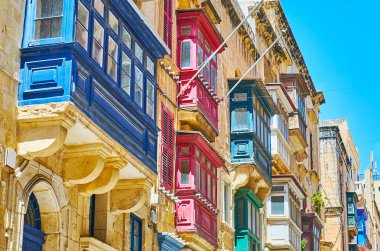 Tarihi yapılardır, St Paul street, Valletta, Malta, geleneksel mimari detay farklı boya ile kaplı doğal ahşap Malta balkon vardır.