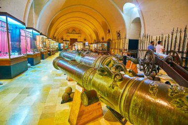 Valletta, Malta - 17 Haziran 2018: Eski toplar ve Haçlılar spears Palace cephanelik - arsenal büyük usta'nın Sarayı, arkada topluluğu 17 Haziran'da Valletta.