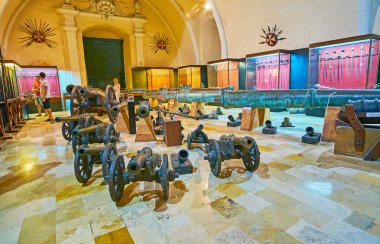 Valletta, Malta - 17 Haziran 2018: Hall, Sarayı büyük usta'nın Sarayı arka konut ve Ortaçağ Haçlılar silah ve zırh, çok iyi olmak koleksiyonu 17 Haziran'da Valletta dahil olmak üzere silah deposu,.