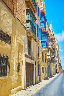 St Paul's sokak parlak renklerde boyanmış ve eski yapılardır, Valletta, Malta, dekorasyon çok sayıda restore edilmiş ahşap Malta balkon sahiptir.