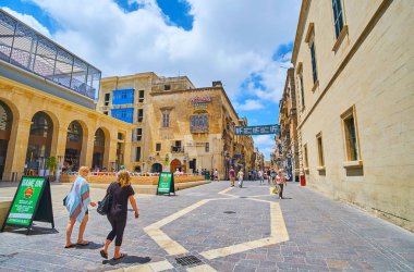 Valletta, Malta - 17 Haziran 2018: Alışveriş günlük Pazar, 17 Haziran'da Valletta barındırma tüccarlar Caddesi, kentin en uzun caddelerinden biri boyunca yürüyüş zevk.
