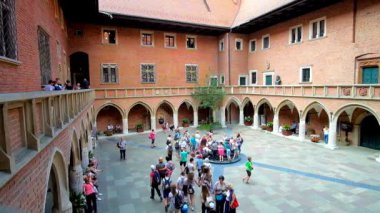 Krakow, Polonya - 11 Haziran 2018: Çocukların doğal salonları ve Yığma tuğla duvarlar, 11 Haziran Krakow Jagiellonian University of Collegium Maius Ortaçağ avlusunda Grup.