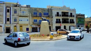 Mosta, Malta - 14 Haziran 2018: Aslan - u dönüşü üzerinde 14 Haziran Mosta içinde arka plan üzerinde eski yapıların ile meşgul Rotunda meydanında ortasında şehir sembolü heykeli.