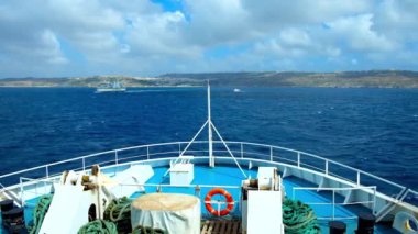 Ghajnsielem, Malta - 15 Haziran 2018: Malta ve Gozo adaları arasında koyu mavi suları, ağır bulutları ve mesafe, Mgarr Limanı manzaralı 15 Haziran Ghajnsielem çalışan vapurları,.