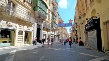 Valletta, Malta - 17 Haziran 2018: Cumhuriyeti şehir merkezi konumu, Valletta 17 Haziran'da sokak, tarihi yapıların, küçük kafeler ve barlar, moda butikleri ve sanat galerileri ile kaplı,