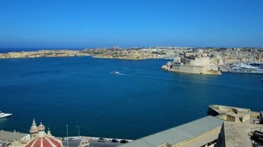 Valletta, Malta - 17 Haziran 2018: Aziz Angelo Kalesi Birgu olan bir görünüm ve eski şehir Kalkara arka planda, 17 Haziran'da Valletta Grand liman boyunca feribot yüzen