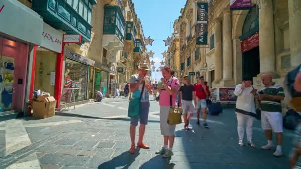 Valletta Malta Junho 2018 Casal Turistas Desfruta Sorvete Dos Batidos — Vídeo de Stock