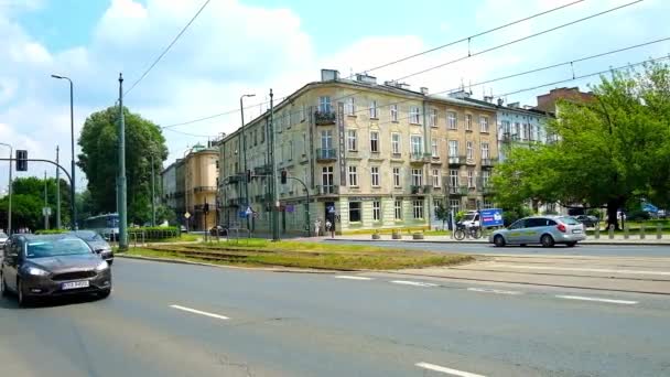 克拉科夫 2018年6月11日 约瑟夫达艾韬街的快速交通在维斯瓦河河格伦沃尔德桥旁 6月11日在克拉科夫 — 图库视频影像