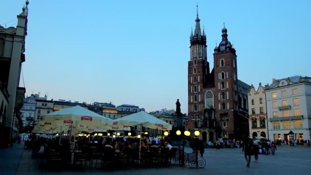 Kraków Polska Czerwca 2018 Zatłoczonej Kawiarni Świeżym Powietrzu Widokiem Bazylikę — Wideo stockowe