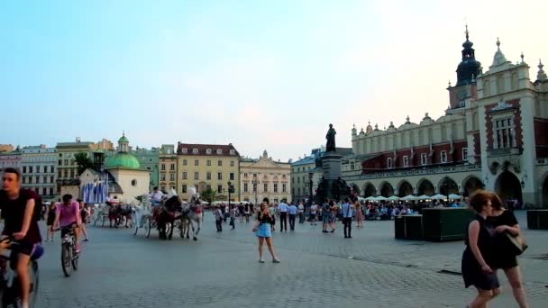 Krakow Polen Juni 2018 Kvällen Torget Med Mängder Turister Rida — Stockvideo