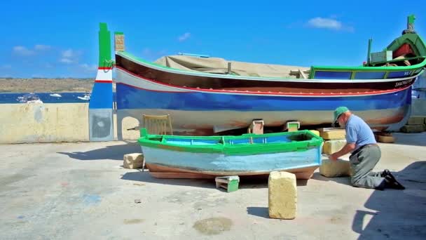 Bugibba Malta Junho 2018 Barqueiro Sênior Repara Pinta Velho Bote — Vídeo de Stock