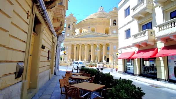 Mosta Malta Junio 2018 Estrecha Calle Sombreada Con Cafetería Aire — Vídeos de Stock