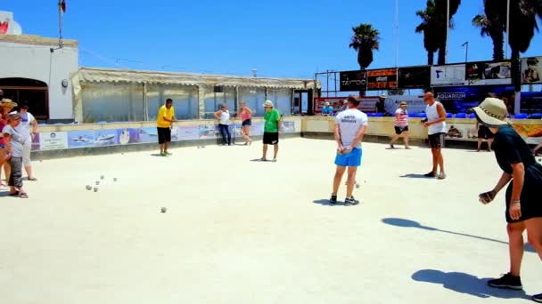 ブギバ マルタ 2018 地元の人や観光客 日ブギバのバッチ ボウル ペタンク小さな砂フィールドとシーサイド バッチ クラブのマルタのバージョンを再生します — ストック動画