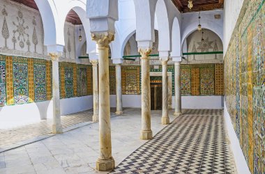Kayravan, Tunus - 30 Ağustos 2015: Sidi Sahab Camii berber 30 Ağustos Kayravan arcade mahkemeler Döşeme panelleri ve oyma sıva elemanları, güzel çiçek desenleri ile tarz onun Endülüs ünlüdür.