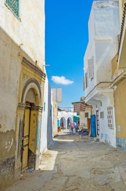 Kayravan, Tunus - 30 Ağustos 2015: birçok arttır, 30 Ağustos Kayravan içinde işgal dar sokak yol açar (Çarşısı), Medine pazarı.