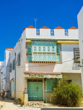 Kayravan, Tunus - 30 Ağustos 2015: iyi desenleri ile 30 Ağustos Kayravan, Tunus için dekore edilmiş doğal beyaz konak renkli kapı ve balkon,.