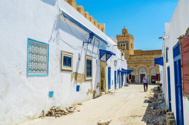 Kayravan, Tunus - 30 Ağustos 2015: Dar sokağa Medine üç kapı Camii, oyma taş ve döşeme desenleri, 30 Ağustos Kayravan dekore edilmiş bir görünüm ile.