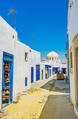 Medine Çarşısı Tekstil atölye çalışmaları, antika ve Hediyelik eşya ile dar sokak tezgahları, Kairouan, Tunisia.