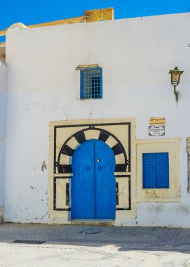 Geleneksel Arapça at nalı kapı eski Türbesi, Sidi Abid Ghariani, Kairouan, Tunisia.