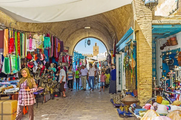 Kairouan Tunísia Agosto 2015 Beco Lotado Souk Medina Com Vestuário — Fotografia de Stock