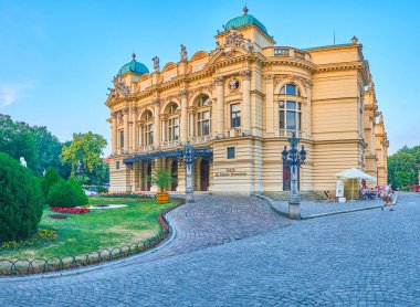 Krakow, Polonya - 11 Haziran 2018: Güzel cephe süsleme Slowacki tiyatro üzerinde 11 Haziran Krakow, önünde flowerbed ile