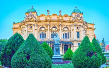 Slowacki tiyatro zengin oyma elemanları ve heykeller ile dekore edilmiştir ve en güzel tiyatro şehir, Krakow, Polonya inşa ediyor