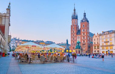 Krakow, Polonya - 11 Haziran 2018: Akşam zevk güzel ortaçağ mimarisi ve lezzetli yerel yemekleri, 11 Haziran Krakow Krakow merkezi boyunca yürümeyi en güzel zamanı.