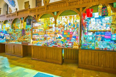 Krakow, Polonya - 11 Haziran 2018: Cloth Hall (Sukiennice) ile çeşitli yerel el sanatları Hediyelik eşya, merkezi turist Pazar 11 Haziran Krakow açıktır