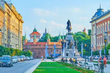 Krakow, Polonya - 11 Haziran 2018: 11 Haziran Krakow Grunwald zaferi ve büyük Ortaçağ Barbakan karakolunun arka planda, adanmış görünüm üzerinde anıt
