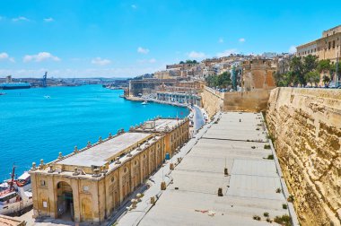 Valletta waterfront uzun surları, burçları, Manzaralı ambarlar ocağı Wharf ve parlak mavi sularına Grand Harbour, Malta.