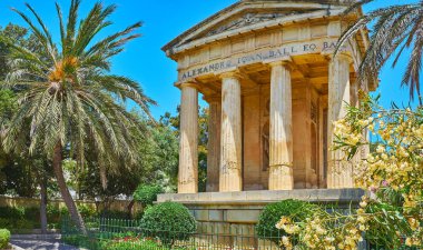 Yunan tarzı tapınak yemyeşil avuç içi ve çevresinde, Valletta, Malta kesilmiş çalılar ile alt Barrakka bahçelerinin kalbinde.