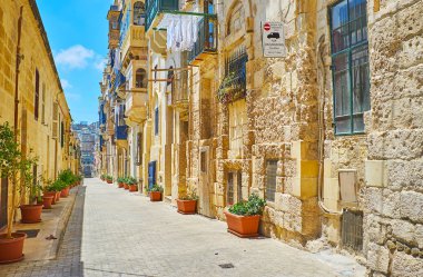 Sessiz Doğu Caddesi ile eski yapılardır ve tencere road, Valletta, Malta, her iki taraftan çok sayıda tesisleri.