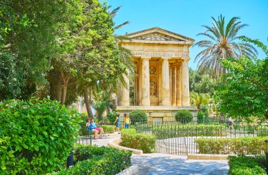 Valletta, Malta - 17 Haziran 2018: Yeşillikler ve efendim Alexander topu alt Barrakka bahçelerde, 17 Haziran'da Valletta anıtıdır Yunan tarzı neoklasik Tapınağı.