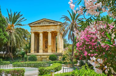 Pastoral alt Barrakka bahçeler çiçek açan orman gülleri gölgede dinlenmek ve neoklasik Yunan tarzı Tapınak, Valletta, Malta keyfini mükemmel bir yer vardır.