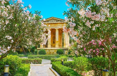Dar yolun alt Barrakka bahçelerde çiçek açan ormangülü bitkilerle kaplı ve antik tapınak, Valletta, Malta tarz anıt, yol açar.