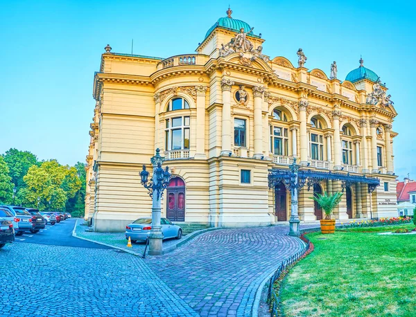 Güzel Slowacki tiyatro, kentin Barok tarzında en çekici binasında biri.