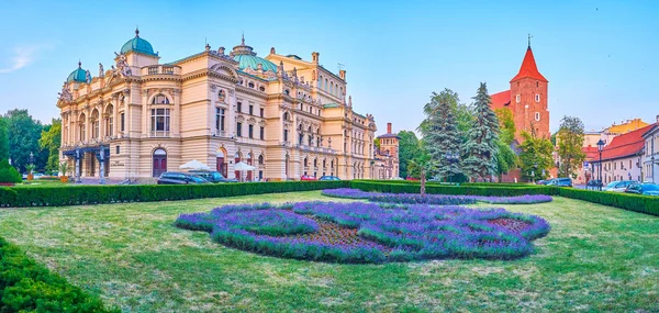 Slowacki tiyatro ve kilise Holy Cross görünümü güzel bir akşam ışık, Krakow, Polonya
