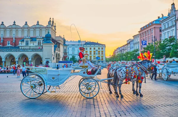 Krakow, Polonya - 11 Haziran 2018: Atlı arabaları Taba Mariacki (ana veya Pazar Meydanı) içinde bir görünüm medievak townhouses ve kafeler üzerinde 11 Haziran Krakow arka planda satır.