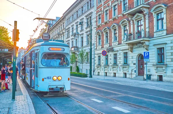 克拉科夫 2018年6月11日 克拉科夫的公共交通拥有许多老式的电车 仍然在航线上运行 在6月11日在克拉科夫 — 图库照片