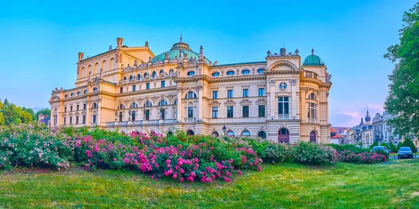 Yemyeşil Çiçek Yatak Krakow Polonya Ile Çevrili Güzel Barok Tarzı — Stok fotoğraf