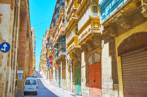 Chůzi Kopcovité Dominic Ulici Výhledem Historické Budovy Stovkami Maltské Balkony — Stock fotografie
