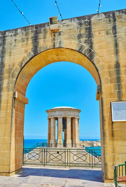 Muro Arco Dei Giardini Barrakka Inferiore Apre Vista Della Rotonda — Foto Stock