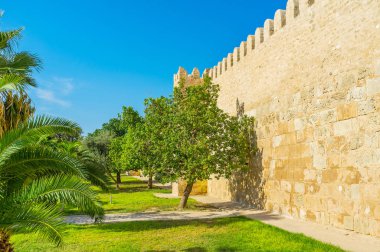 Sousse eski Medine büyük sur yanında, Tunus doğal yeşil bahçe ile çevrilidir.